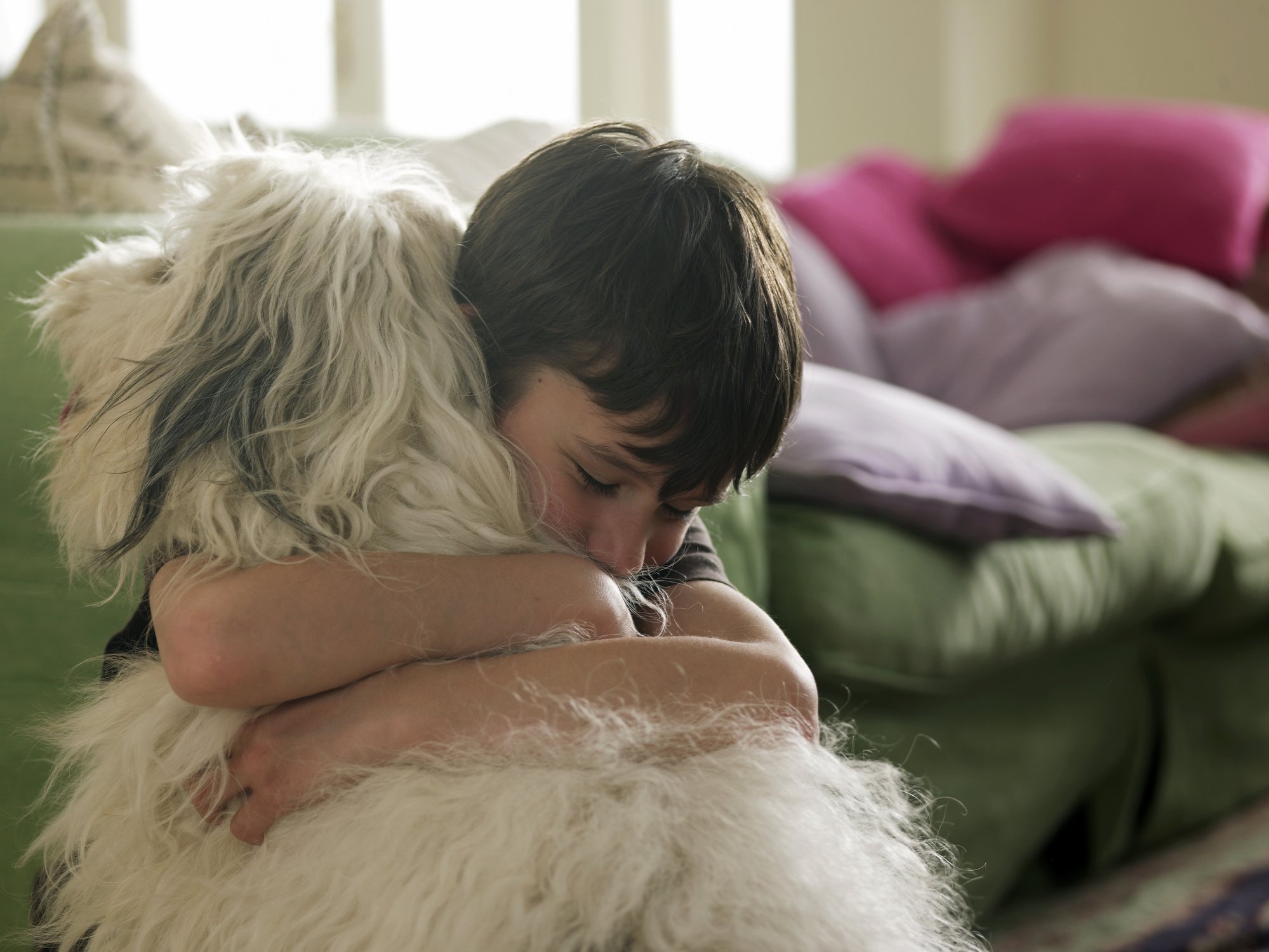 Junge umarmt seinen Hund | Quelle: Getty Images