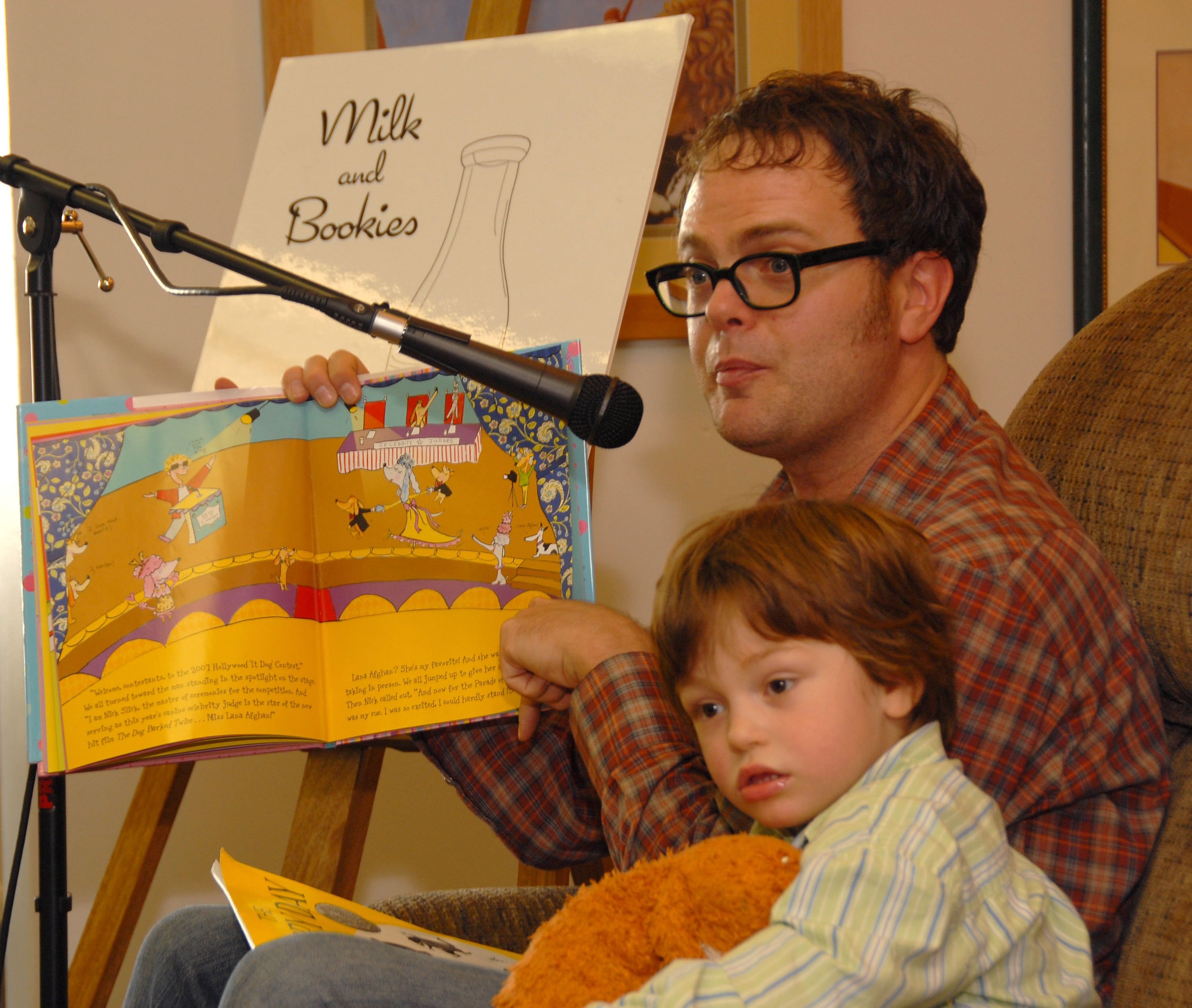 Rainn Wilson with son Walter reads at the Milk and Bookies "Time to Read" benefit event in Studio City, California in 2007. | Source: Getty Images