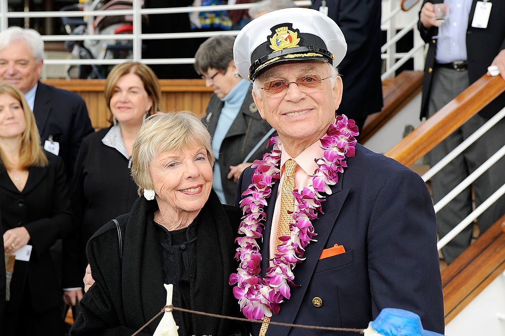 Gavin MacLeod mit seiner Frau Patti MacLeod beim Feiern seines 80. Geburtstags am Bord von "Golden Princess", 2011 | Quelle: Getty Images