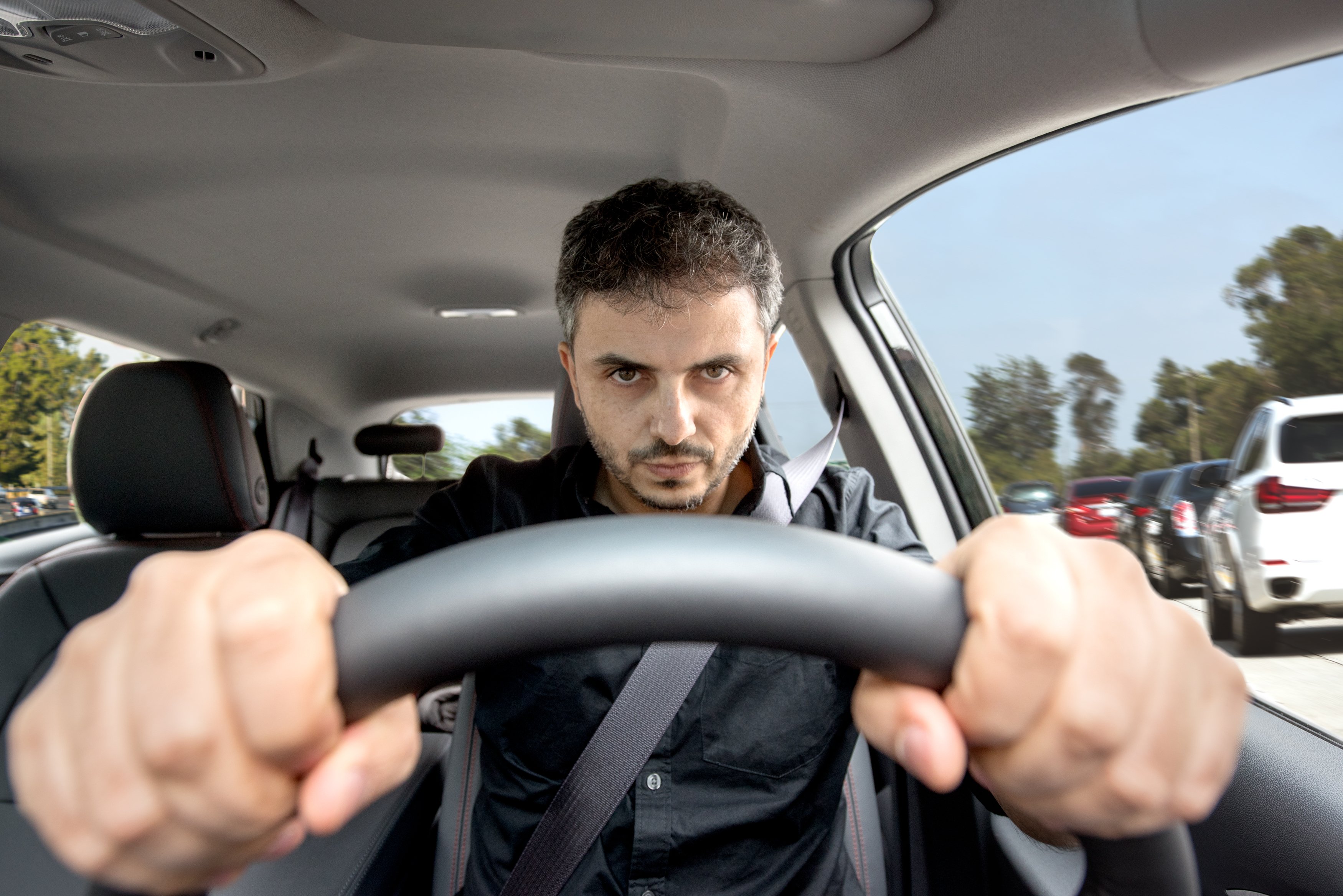 Hombre molesto al volante. | Foto: Shutterstock