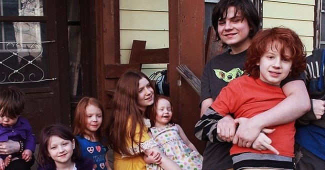 Mother of 11 children struggles to take a picture of them together | Photo: Instagram/thismadmama