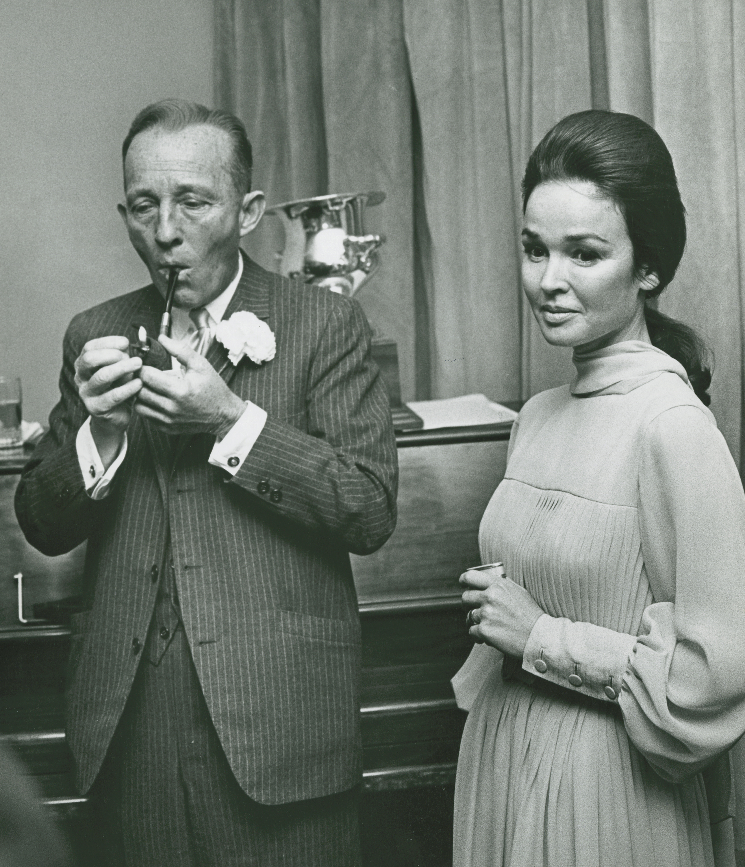 Bing Crosby and Kathryn Crosby attending the Metropolitan Golf Writers Association National Awards Dinner on February 17, 1969, at the Americana Hotel in New York. | Source: Getty Images