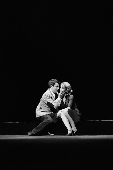 Philippe Nicaud et Annie Girardot dans la pièce musicale Le Jour de la Tortue, écrite par Garinei et Giovannini et jouée au Théâtre Marigny. | Photo : Getty Images