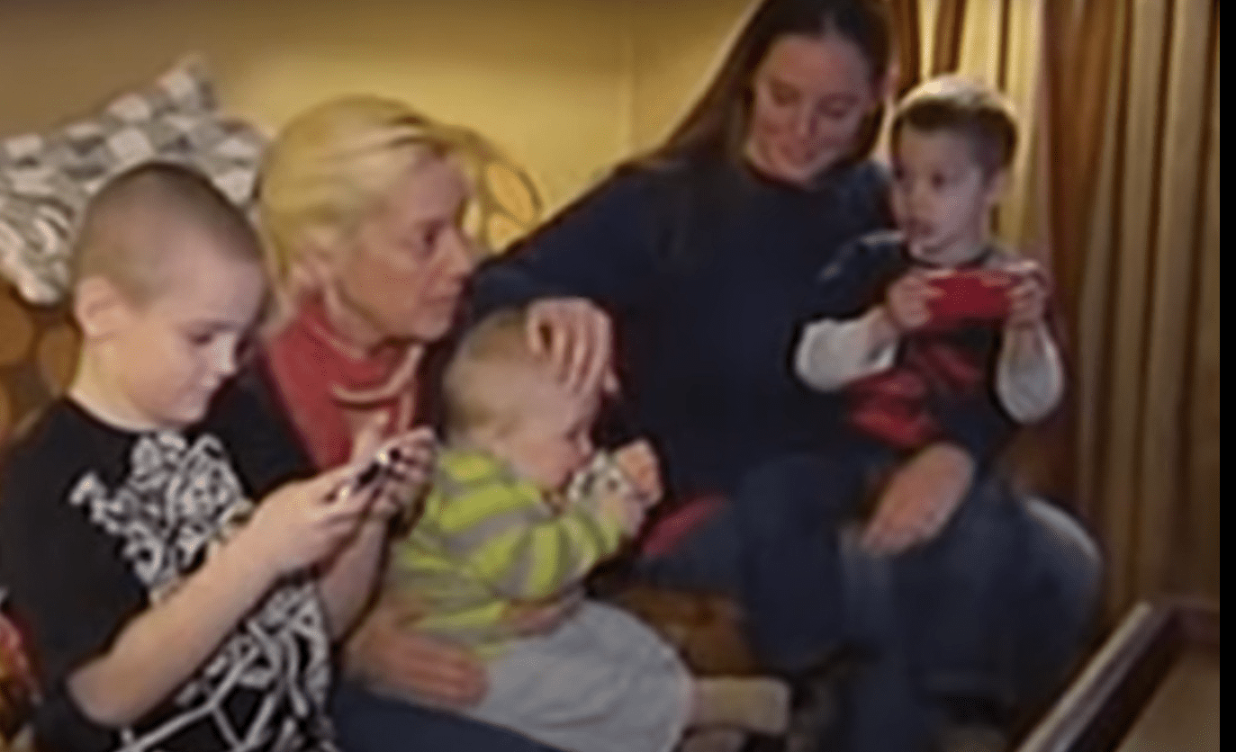 Katheryn Deprill and her 3 children with her adoptive mother, Brenda Hollis. | Source:  youtube.com/Jaguarnote