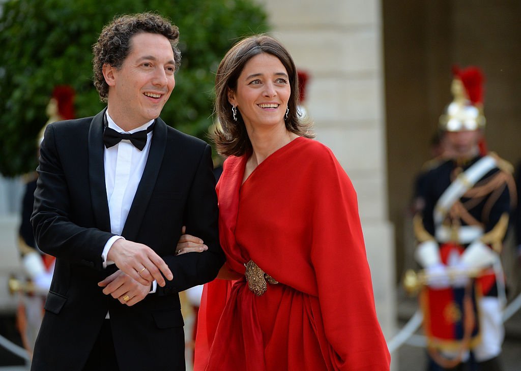 Guillaume Gallienne et Amandine Gallienne arrivent à l'Elysée pour un dîner d'État en l'honneur de la reine Elizabeth II. | Photo : Getty Images