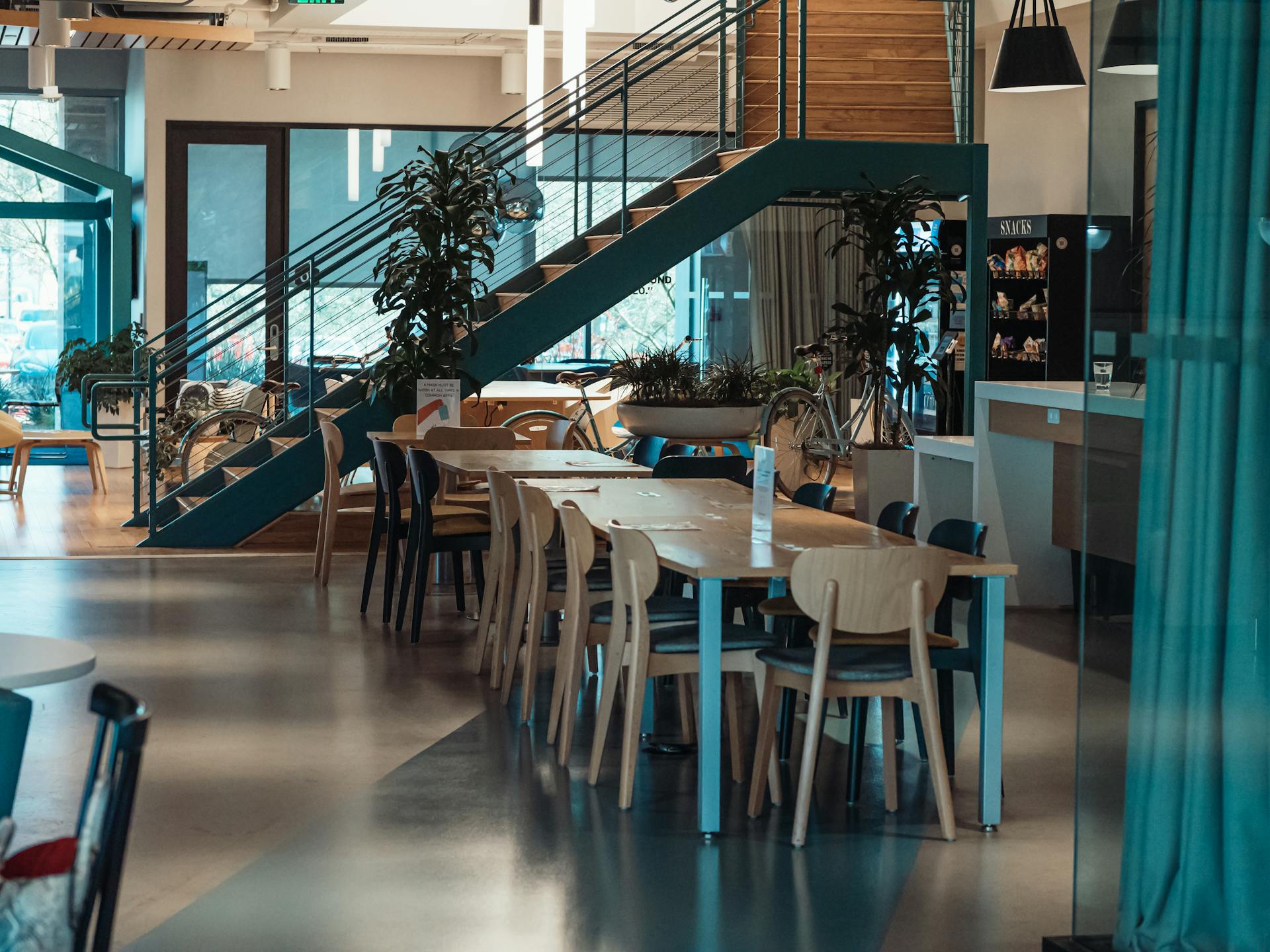 Tables and chairs in a cafeteria | Source: Pexels