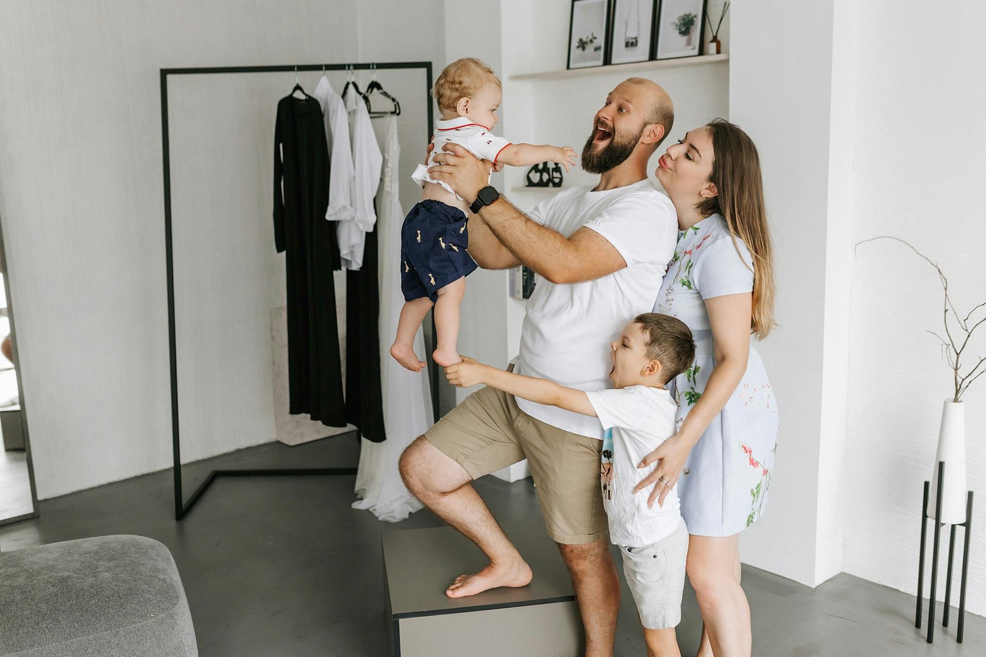 A couple with their two kids | Source: Pexels