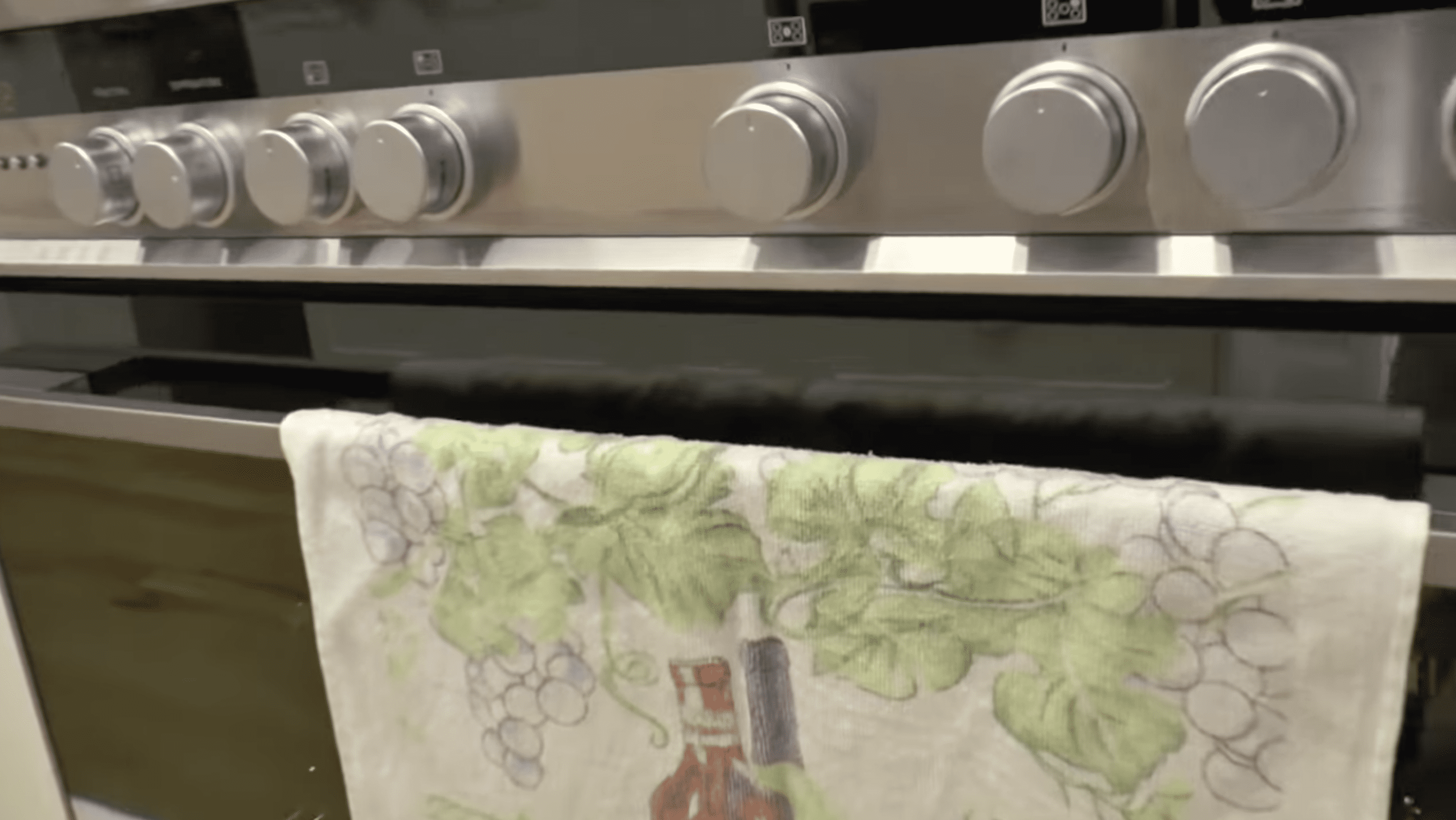 A closer view of Amanda's oven hiding a special surprise from the giveaway crew. | Photo: YouTube.com/Kyle and Jackie O