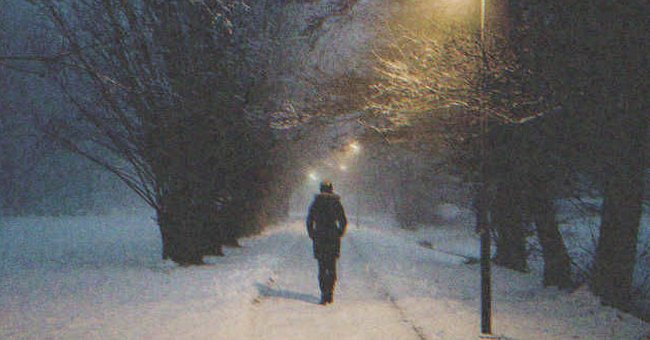 Persona caminando en medio de árboles y nieve. | Foto: Shutterstock