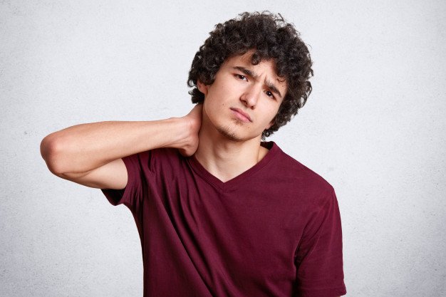 Joven con expresión de incomodidad. │Foto: Freepik Joven con expresión de incomodidad. │Foto: Freepik