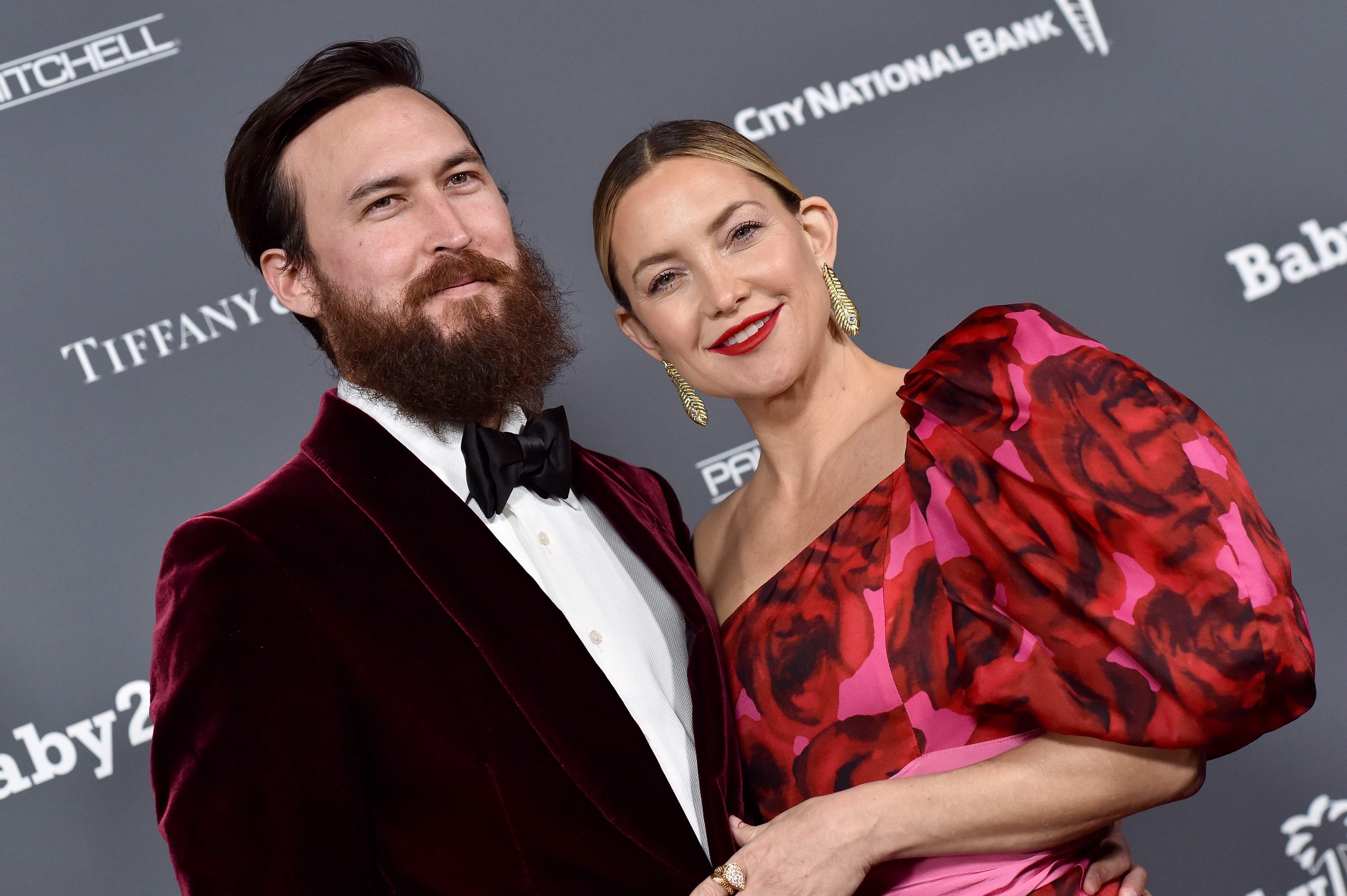 Danny Fujikawa and Kate Hudson pose at the Baby2Baby 10-Year Gala presented by Paul Mitchell on November 13, 2021, in West Hollywood, California | Source: Getty Images