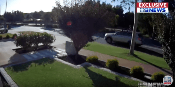 Madre conduce con su hijo en el techo. | Imagen tomada de:YouTube/ Nine News Perth Madre conduce con su hijo en el techo. | Imagen tomada de:YouTube/ Nine News Perth