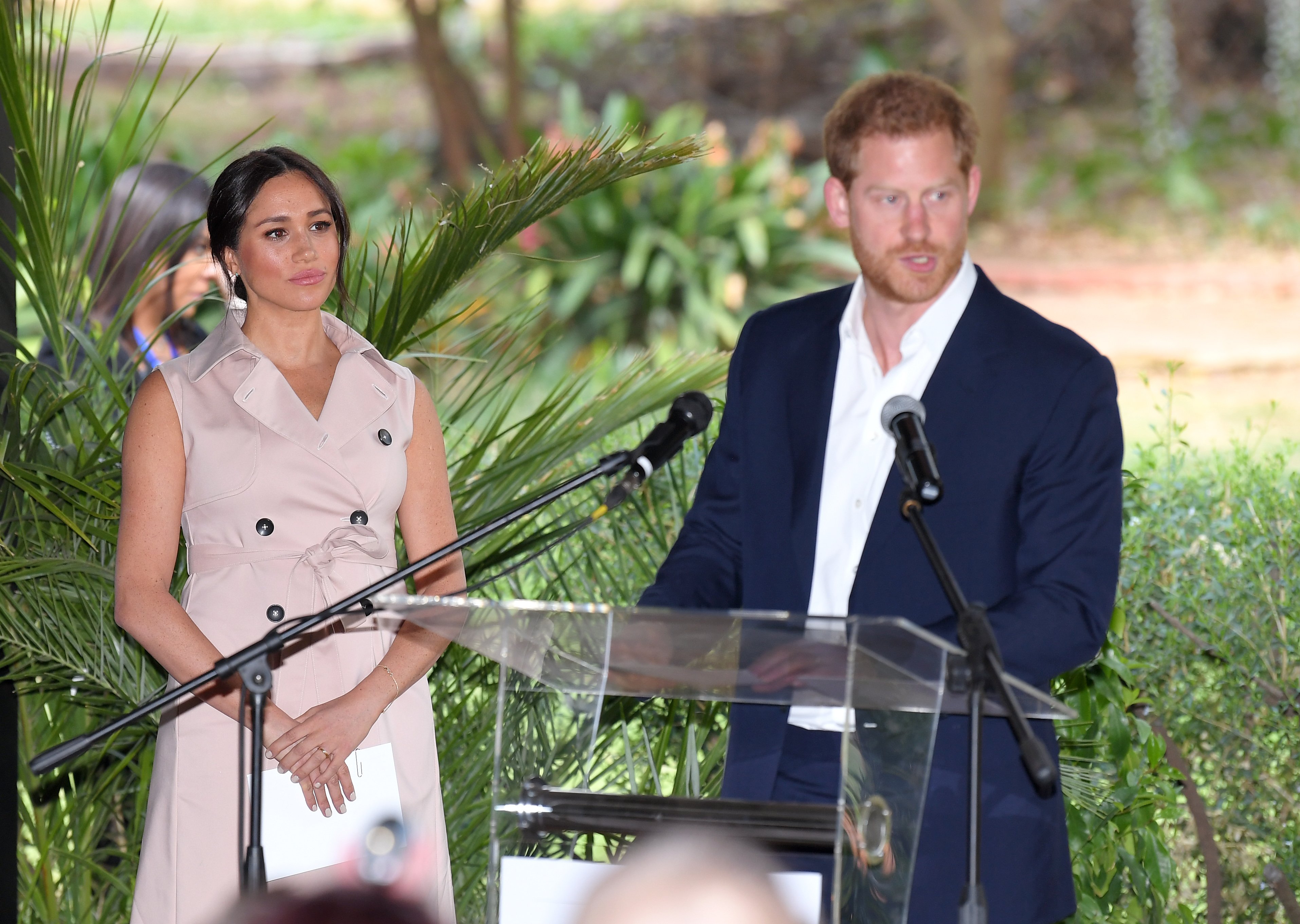 Meghan Markle y el príncipe Harry asisten a una recepción durante su gira real por Sudáfrica el 2 de octubre de 2019 en Johannesburgo, Sudáfrica. | Foto: Getty Images