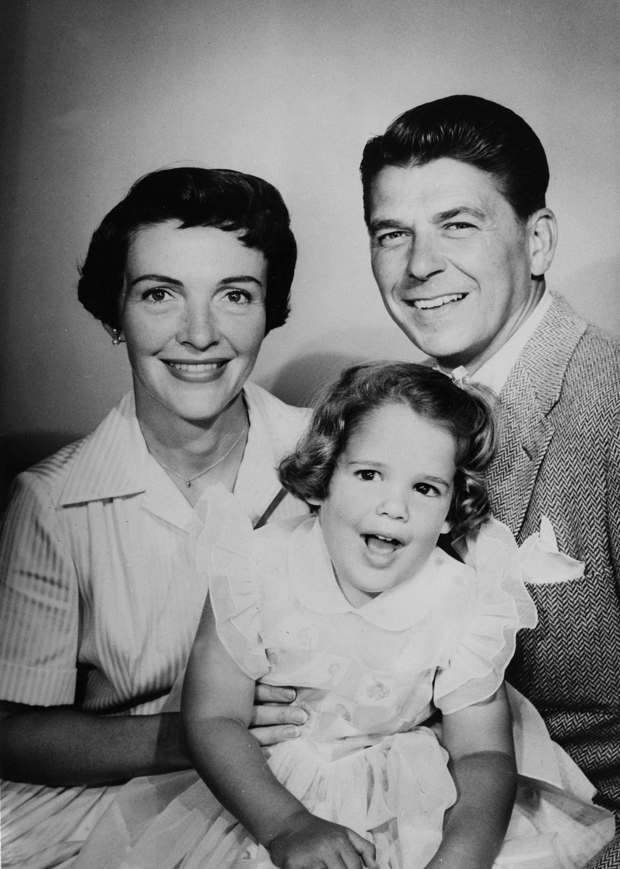 A photo of Patti Davis and her parents on May 01, 1957 | Photo: Getty Images