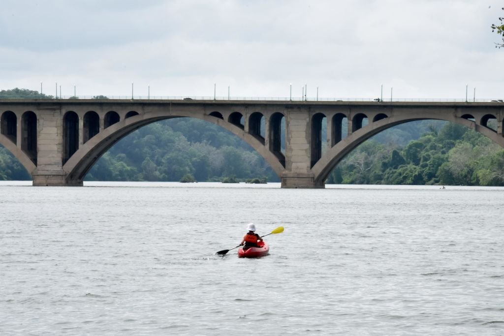 A boater kayaks on the Potomac River on May 29, 2020 | Photo: Getty Images