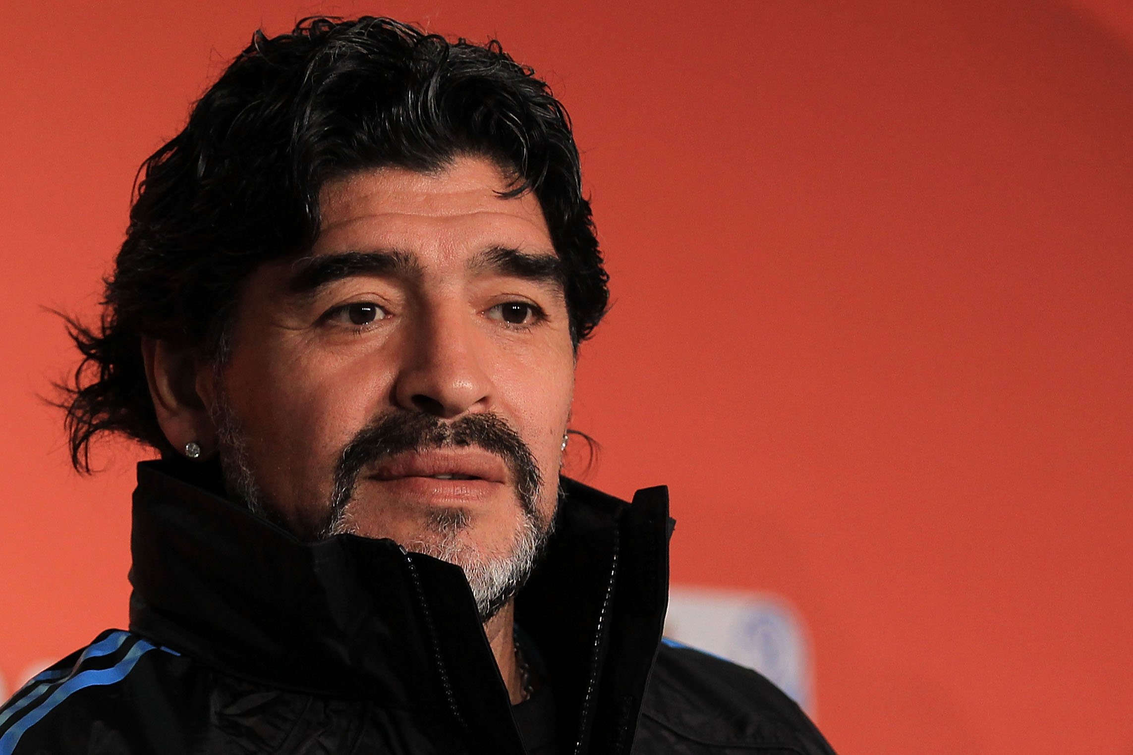 Diego Maradona spricht zu den Medien während einer Pressekonferenz in der Green Point Arena am 2. Juli 2010 in Kapstadt, Südafrika | Quelle: Chris McGrath/Getty Images