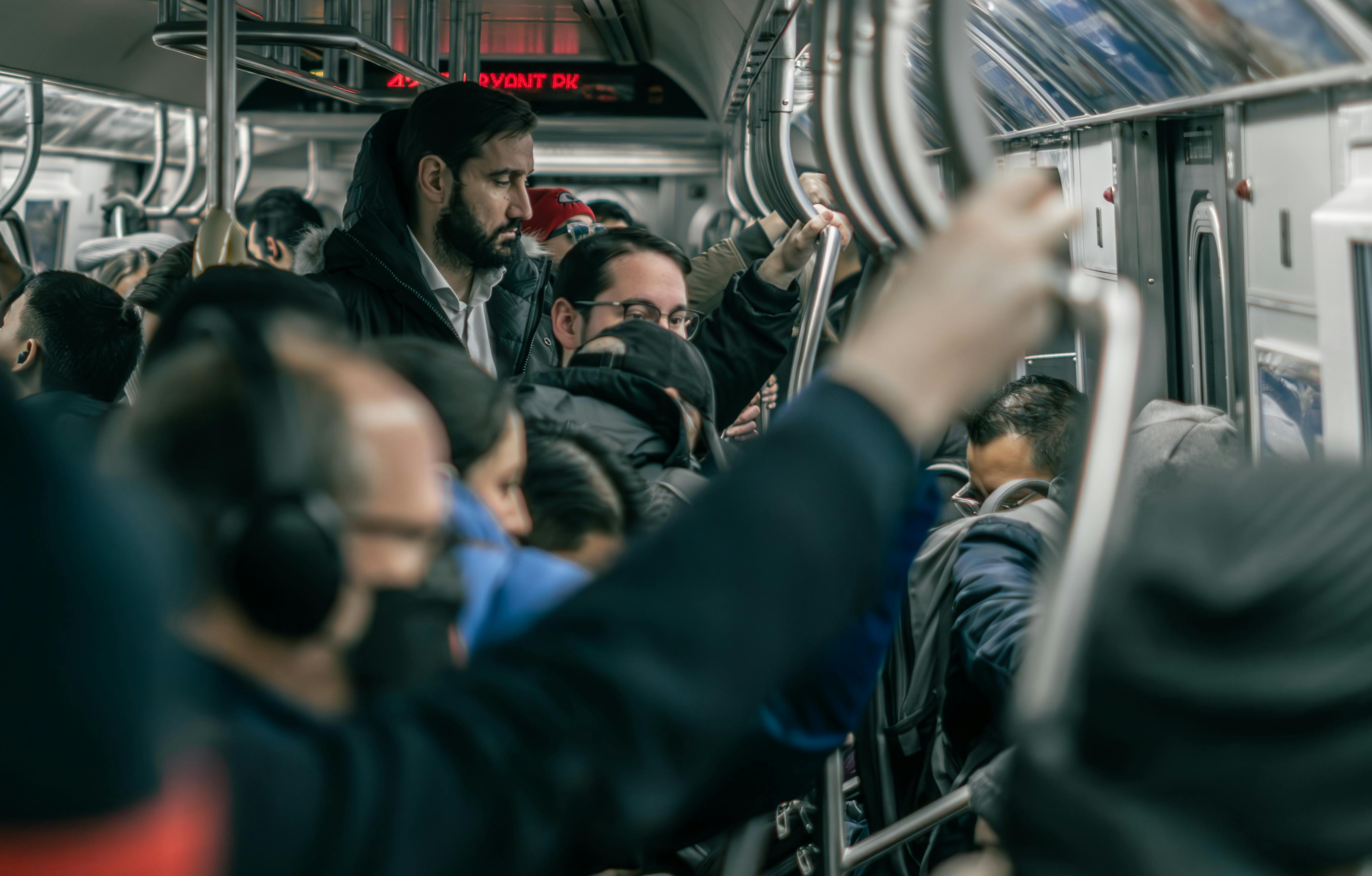 Hombre en un autobús lleno de gente | Fuente: Pexels