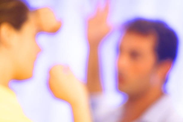 Un homme qui lève la main sur sa femme | Photo : Getty Images