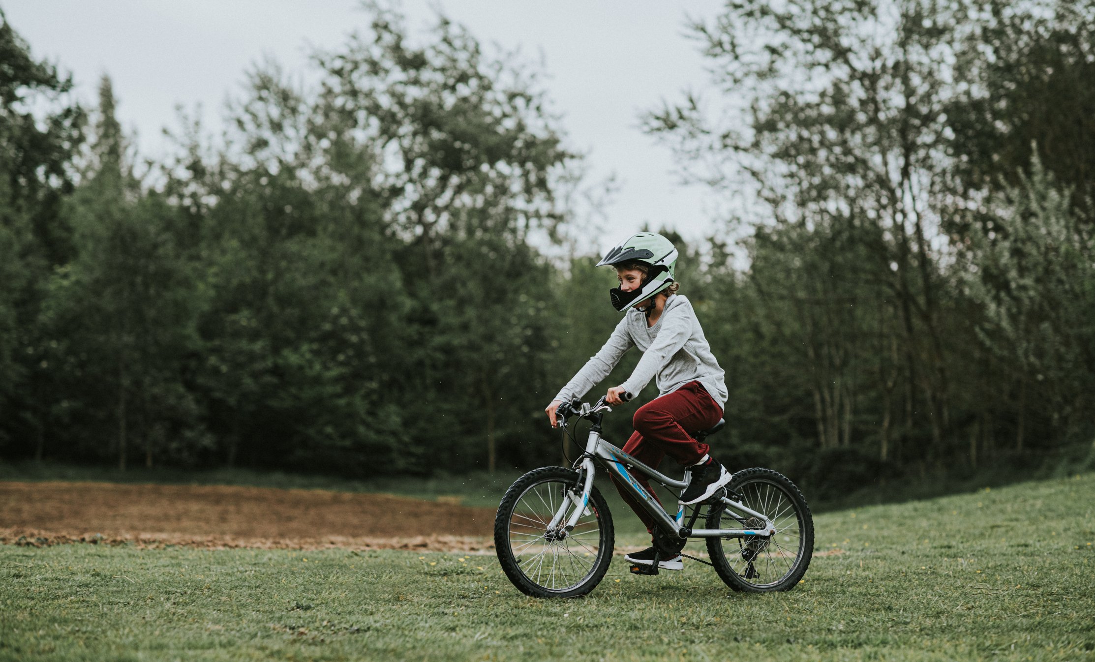 Junge fährt Fahrrad mit einem schützenden Fahrradhelm. I Quelle: Getty Images
