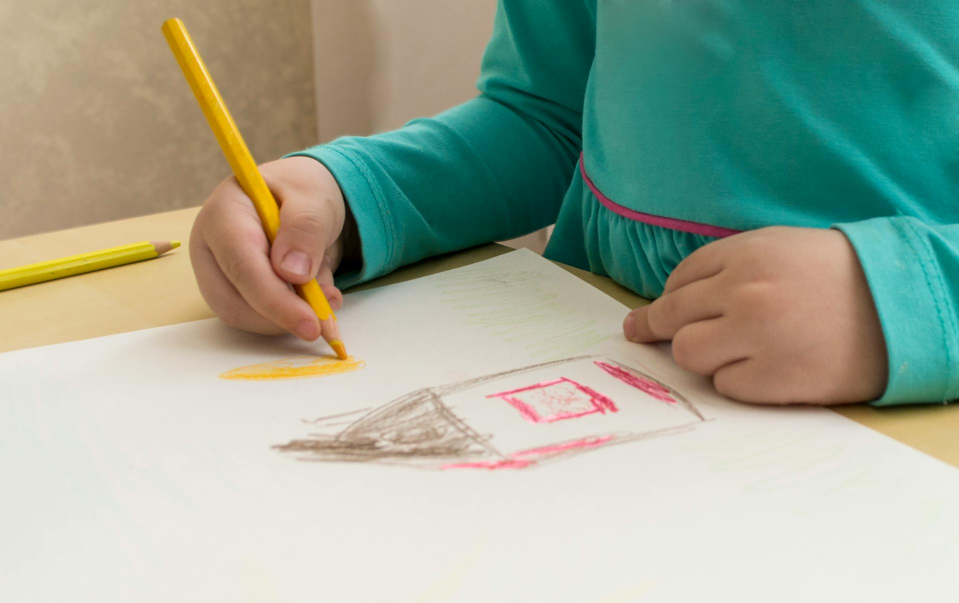 A child drawing a house | Source: Pexels