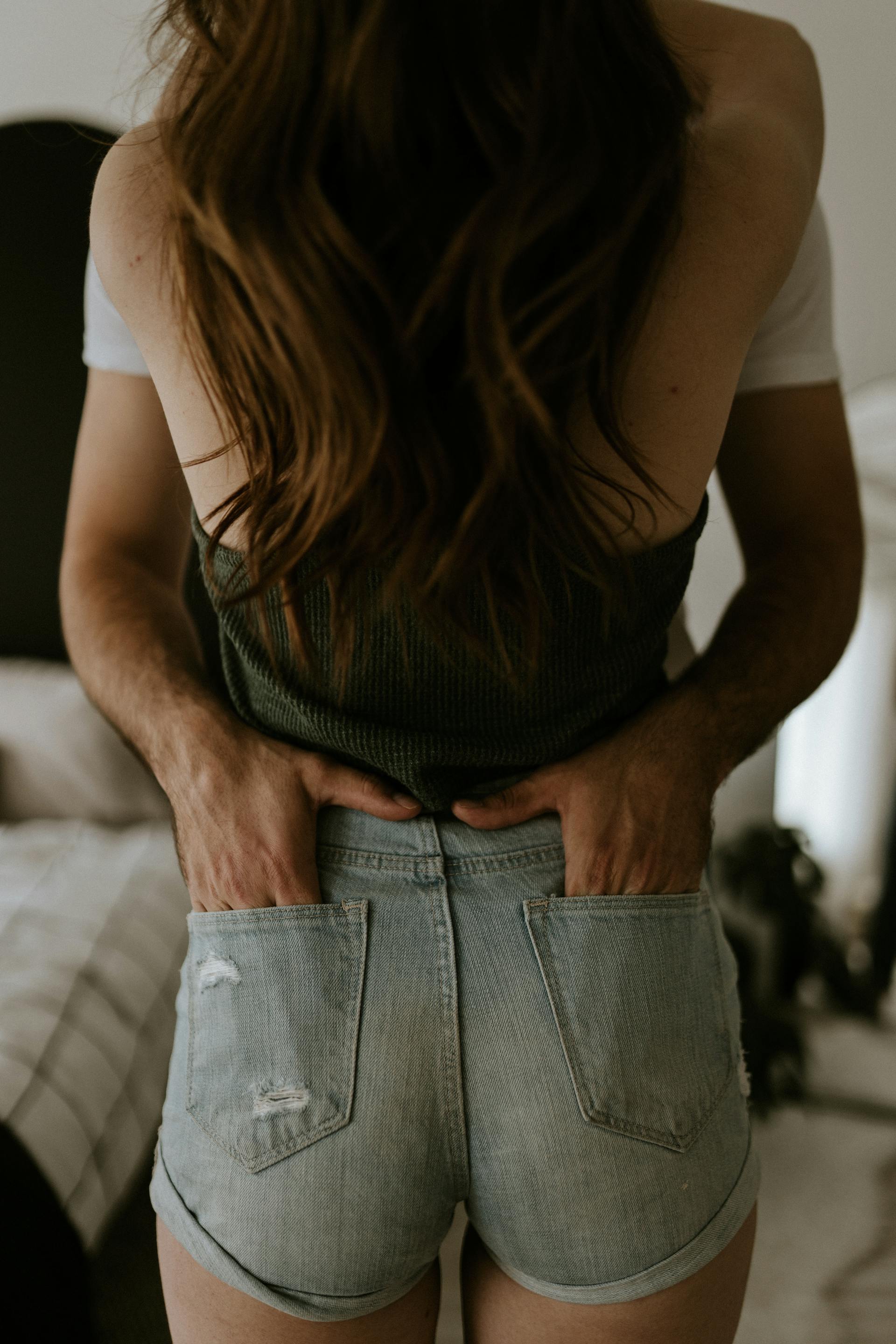 A couple embracing | Source: Pexels