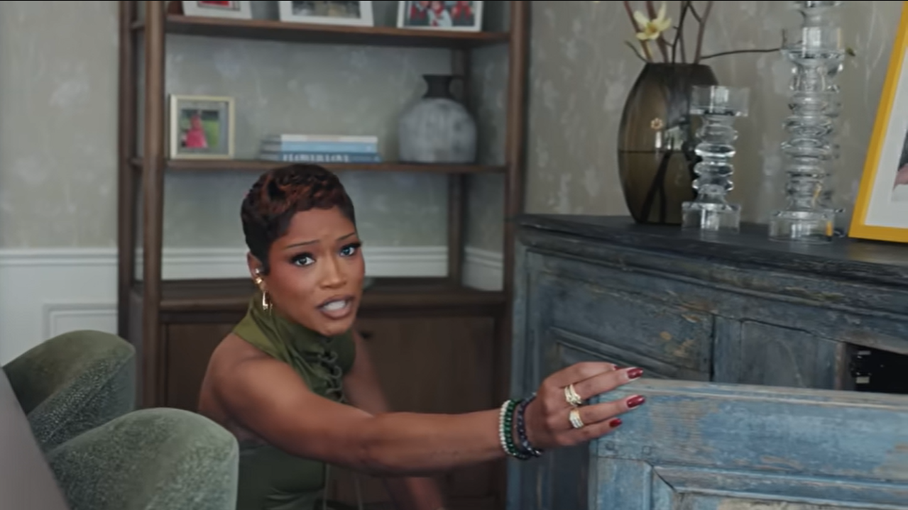 Tucked deep inside a glass cabinet was a framed photograph of her ex-boyfriend, Darius Jackson. | Source: YouTube/@Archdigest