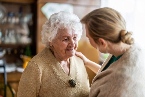 Hausbesuch bei älterer Dame | Quelle: Shutterstock