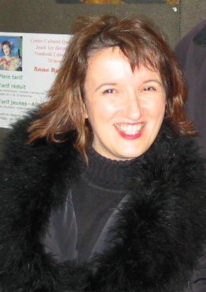 L'humoriste Anne Roumanoff après un spectacle à Lamballe, en 2005 | Source : Wikimedia.