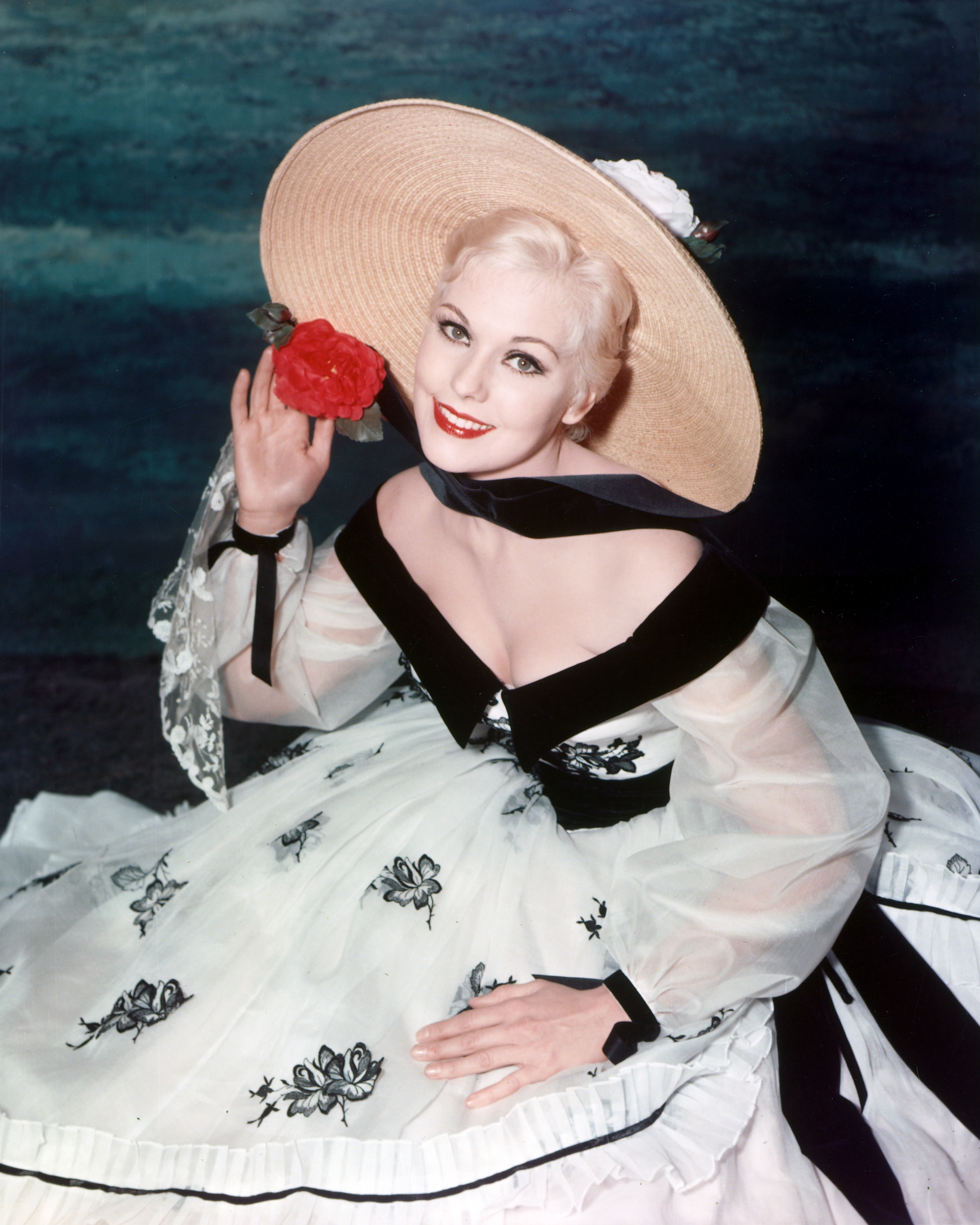 Kim Novak posing for a portrait in 1960. | Source: Getty Images