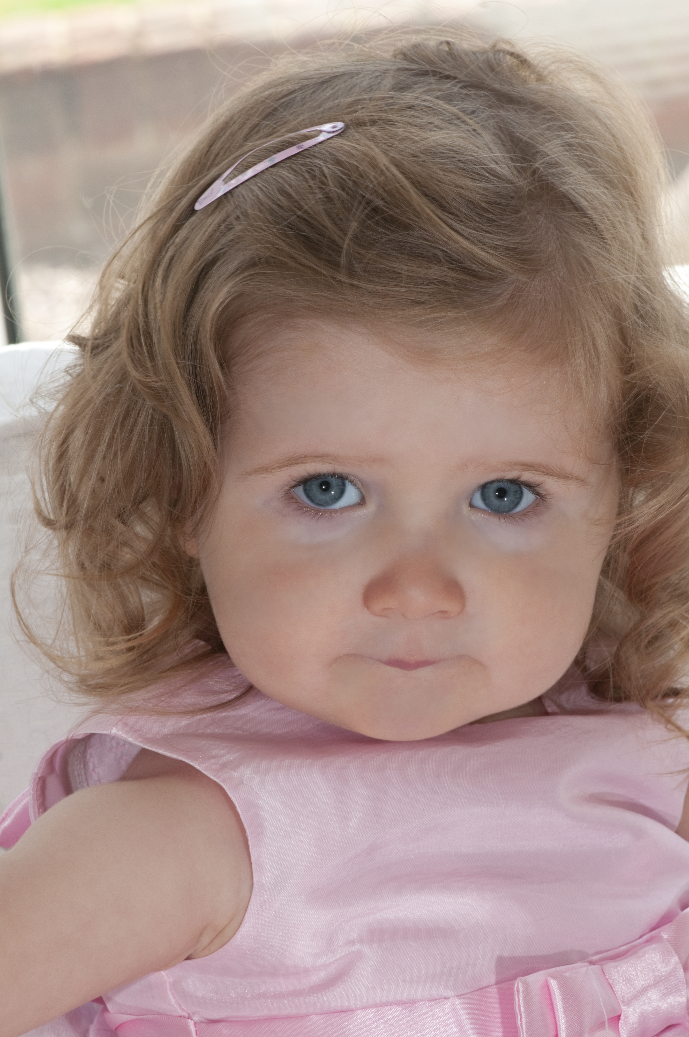 A little girl wearing a hair clip | Source: Shutterstock