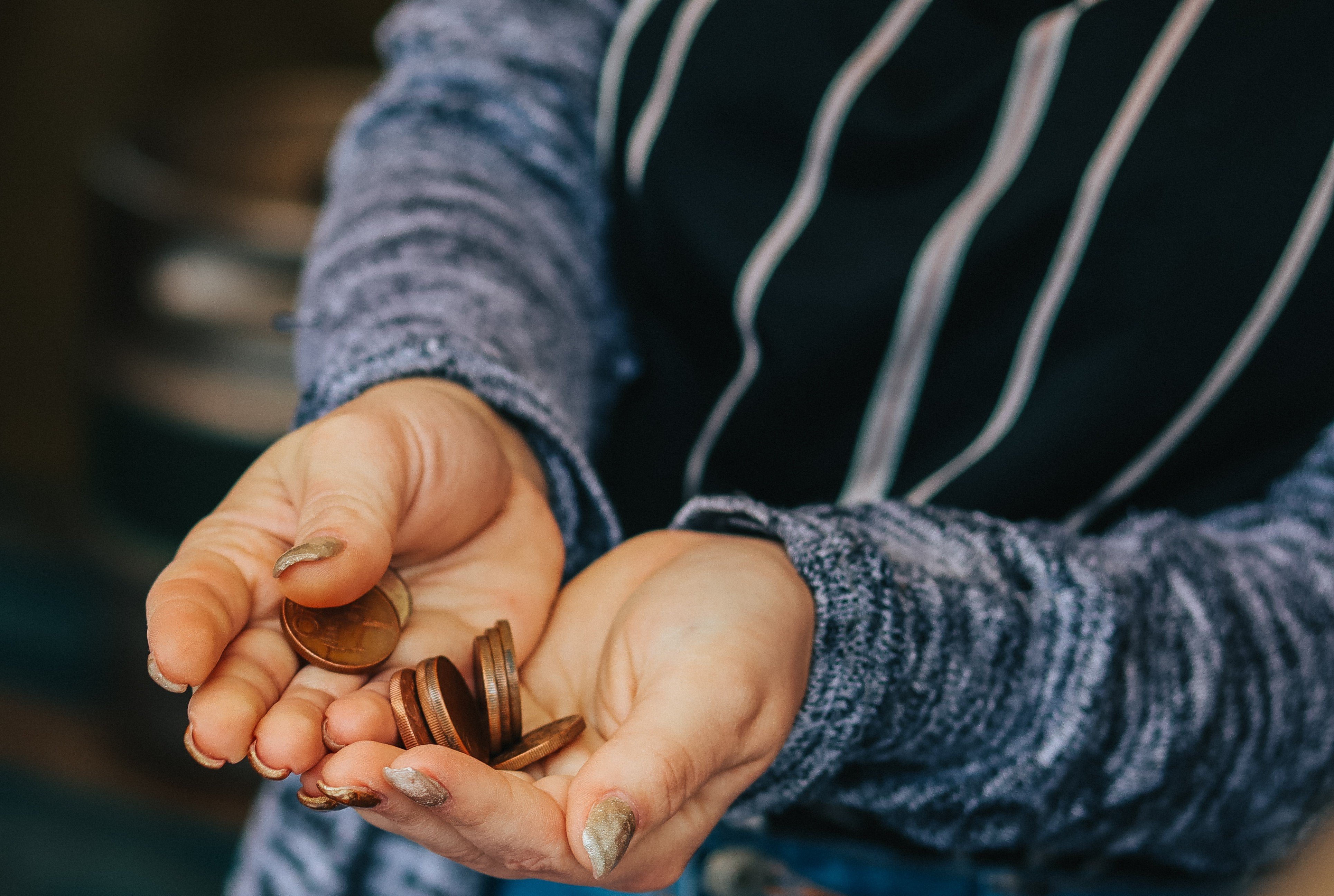 The guy dropped some pennies in his mother's hands | Photo: Pexels