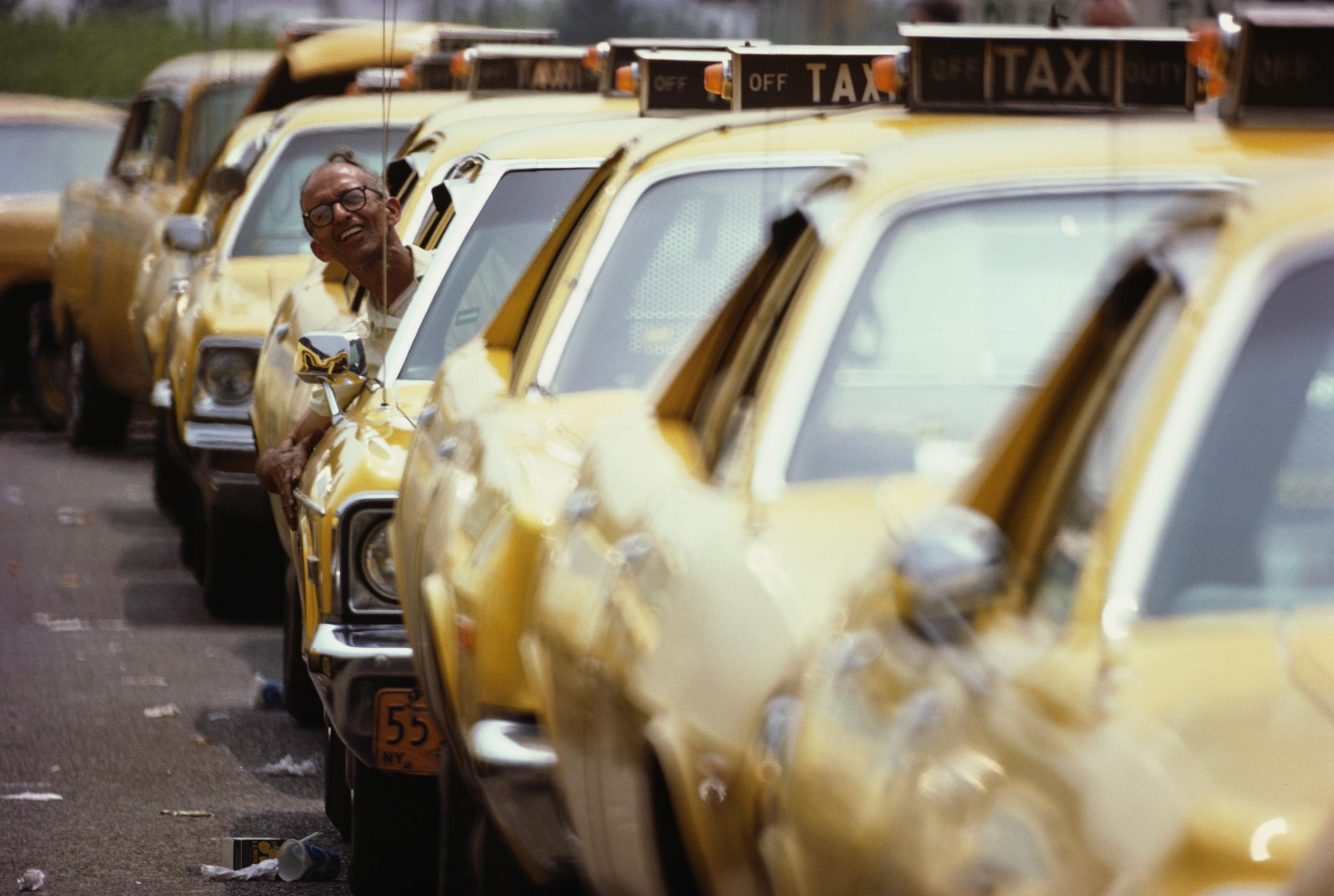 Yellow cabs waiting in line at LaGuardia Airport in March 1974. | Source: Getty Images
