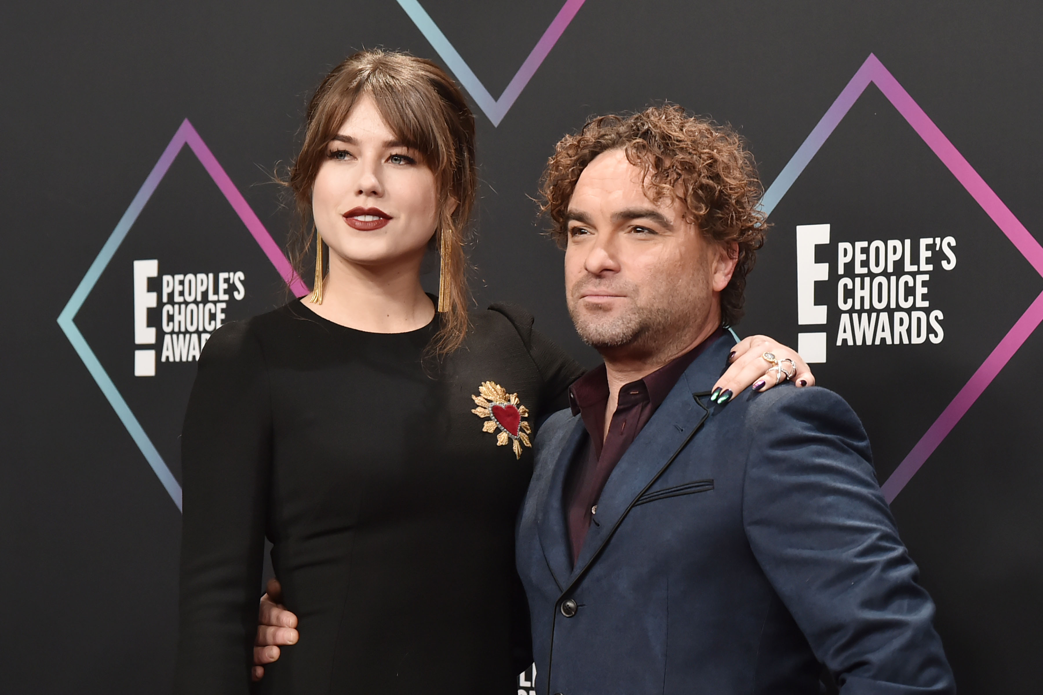 Alaina Meyer and Johnny Galecki arrive at the E! People's Choice Awards at Barker Hangar in Santa Monica, California on November 11, 2018. | Source: Getty Images