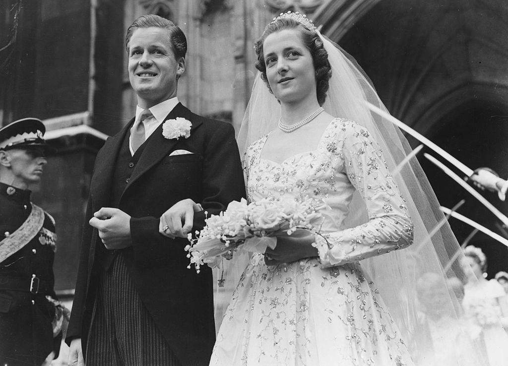 El vizconde Althorp y Frances Roche en su boda, el 1 de junio de 1954 en la Abadía de Westminster, Londres. | Foto: Getty Images
