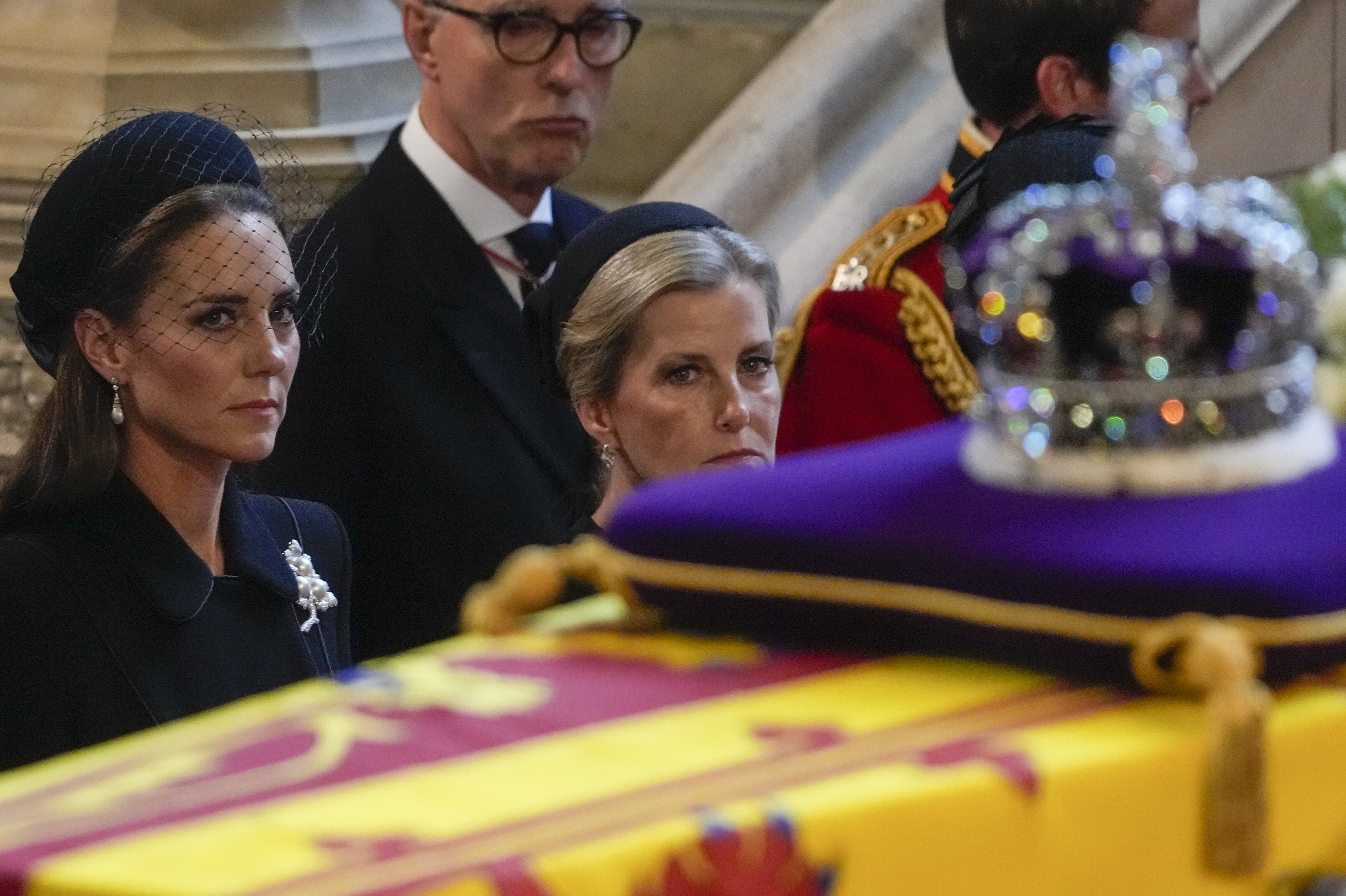 La princesa Kate y Sophie, condesa de Wessex, observan cómo el ataúd de la reina Isabel II llega a Westminster Hall el 14 de septiembre de 2022 en Londres, Reino Unido | Foto: Getty Images