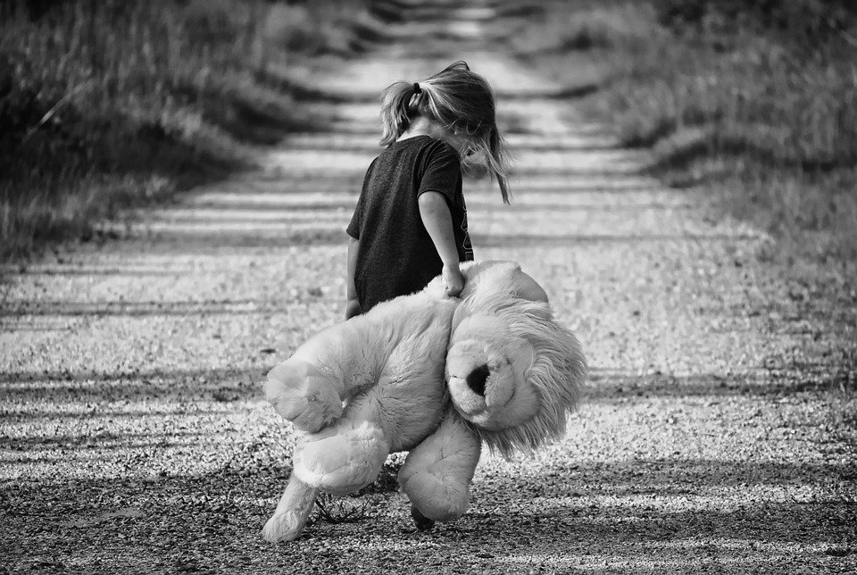 Niña triste caminando con su peluche por una carretera. | Foto: Pixabay Niña triste caminando con su peluche por una carretera. | Foto: Pixabay