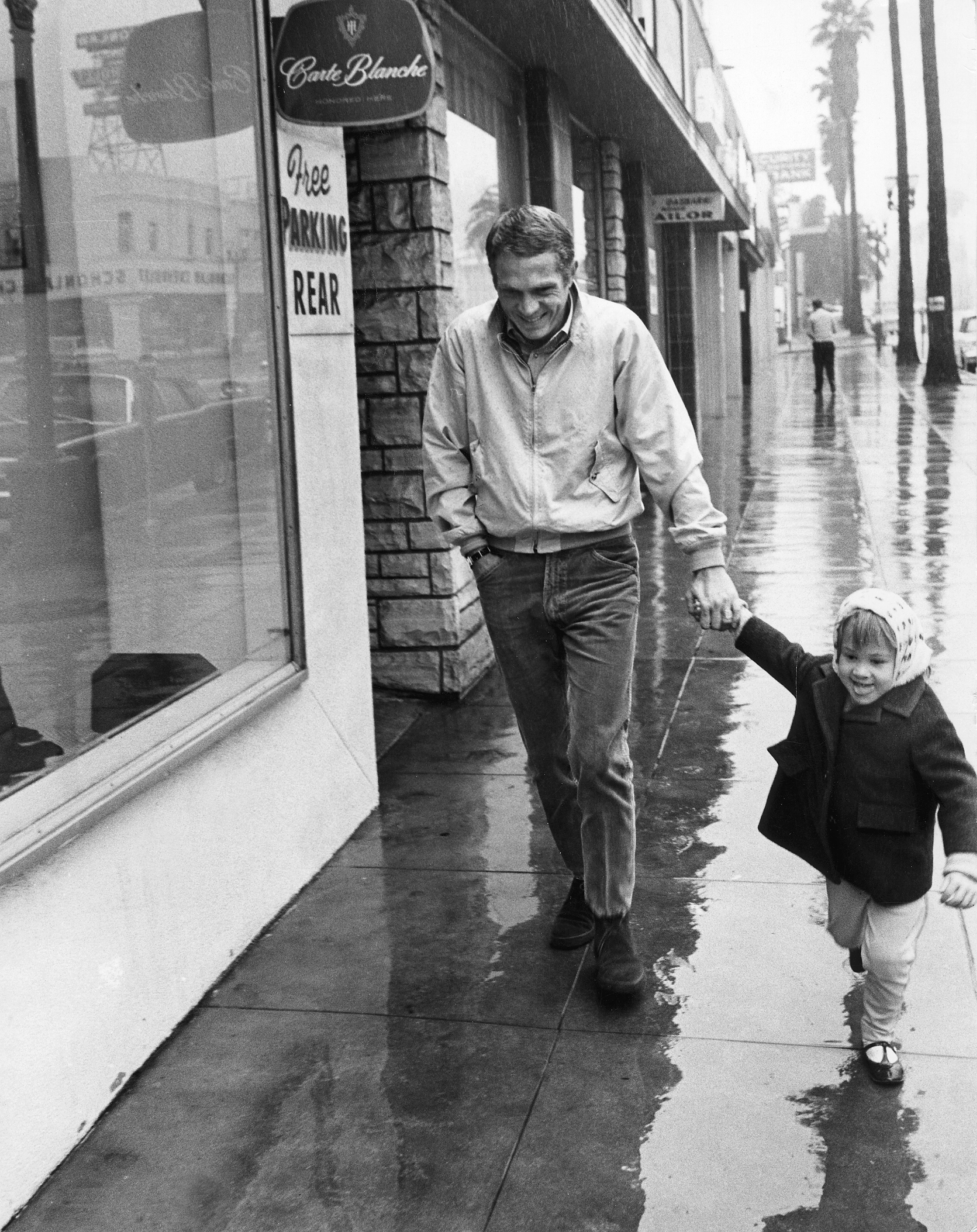 Steve McQueen pictured with his young daughter Terry McQueen on the sidewalk┃Source: Getty Images