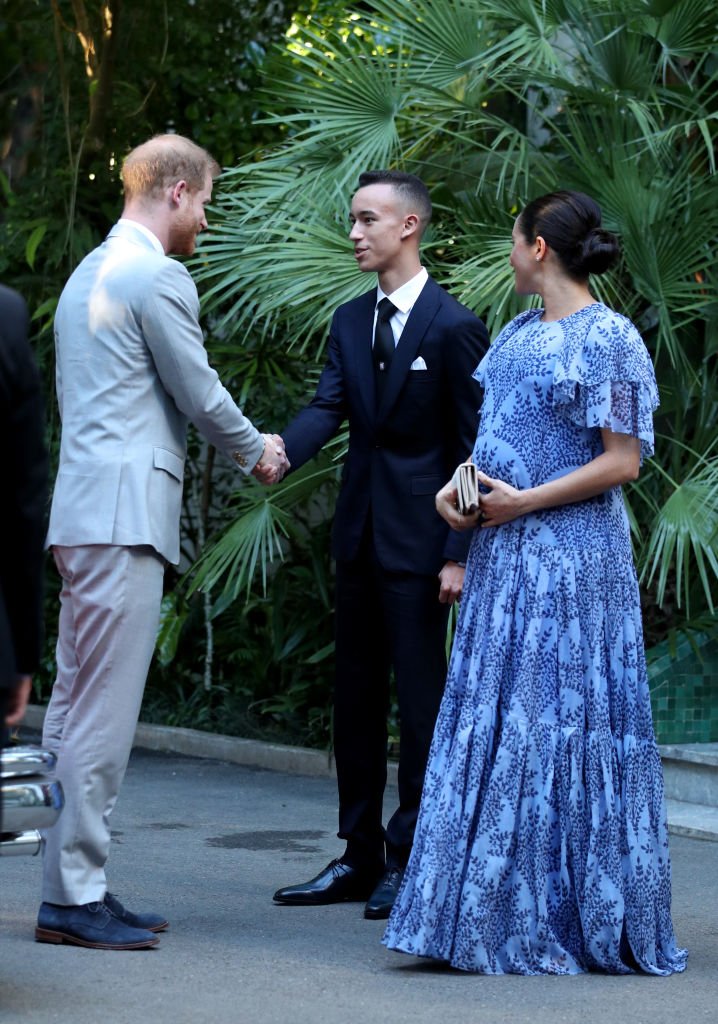 Le prince Harry, duc de Sussex et Meghan, duchesse de Sussex, serrent la main du prince héritier du Maroc, Moulay Hassan, après avoir quitté la résidence du roi Mohammed VI du Maroc à Rabat le 25 février 2019 à Rabat , Maroc. | Photo : Getty Images