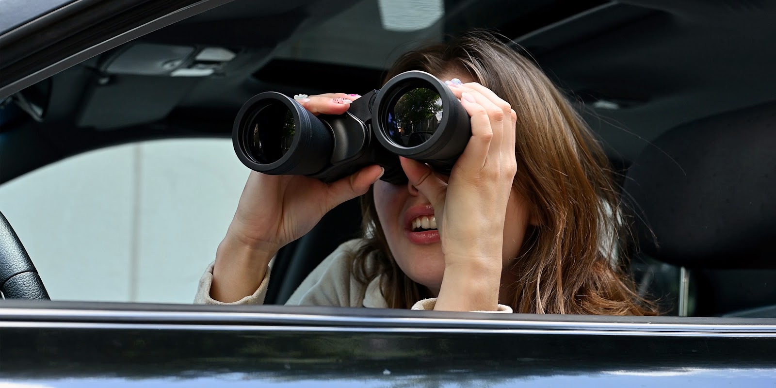 A woman spying | Source: Shutterstock