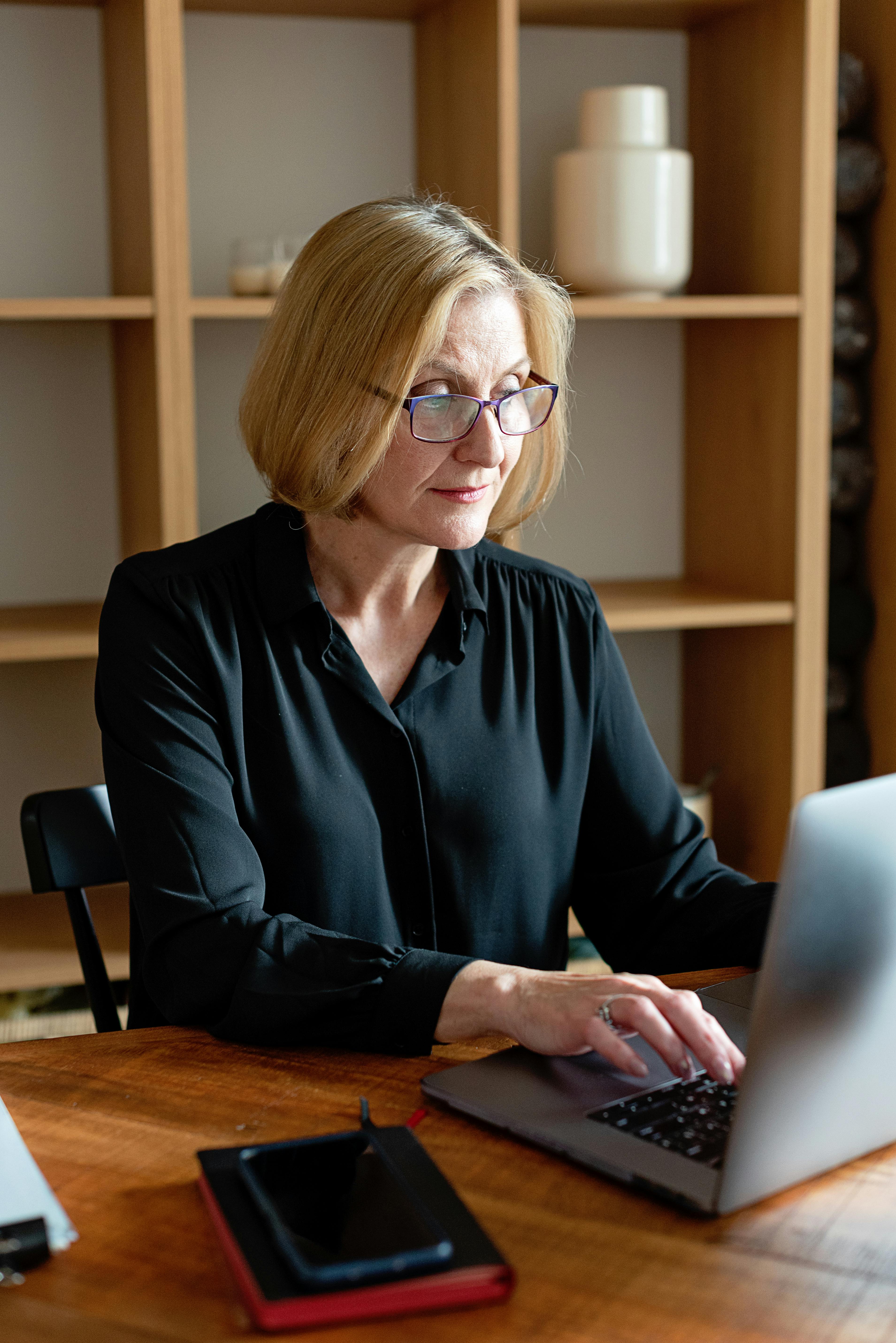 A woman busy working | Source: Pexels