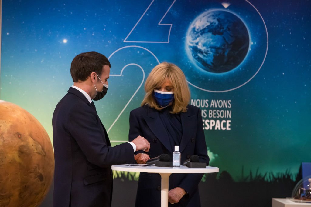 Le président français Emmanuel Macron et son épouse Brigitte Macron assiste à l'atterrissage du rover Mars Perseverance de la NASA sur la planète Mars, à Paris le 18 février 2021. | source : Getty Images