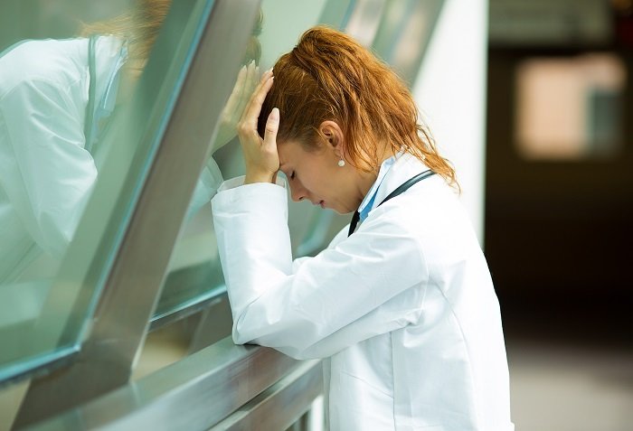 Miembro del personal médico con gesto de desesperanza. | Foto: Shutterstock