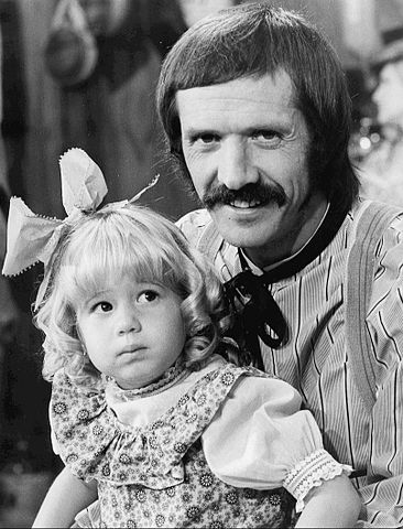 Chastity Bono with dad, Sonny, on the set of "The Sonny and Cher Comedy Hour" in 1974. | Source: Wikimedia Commons.