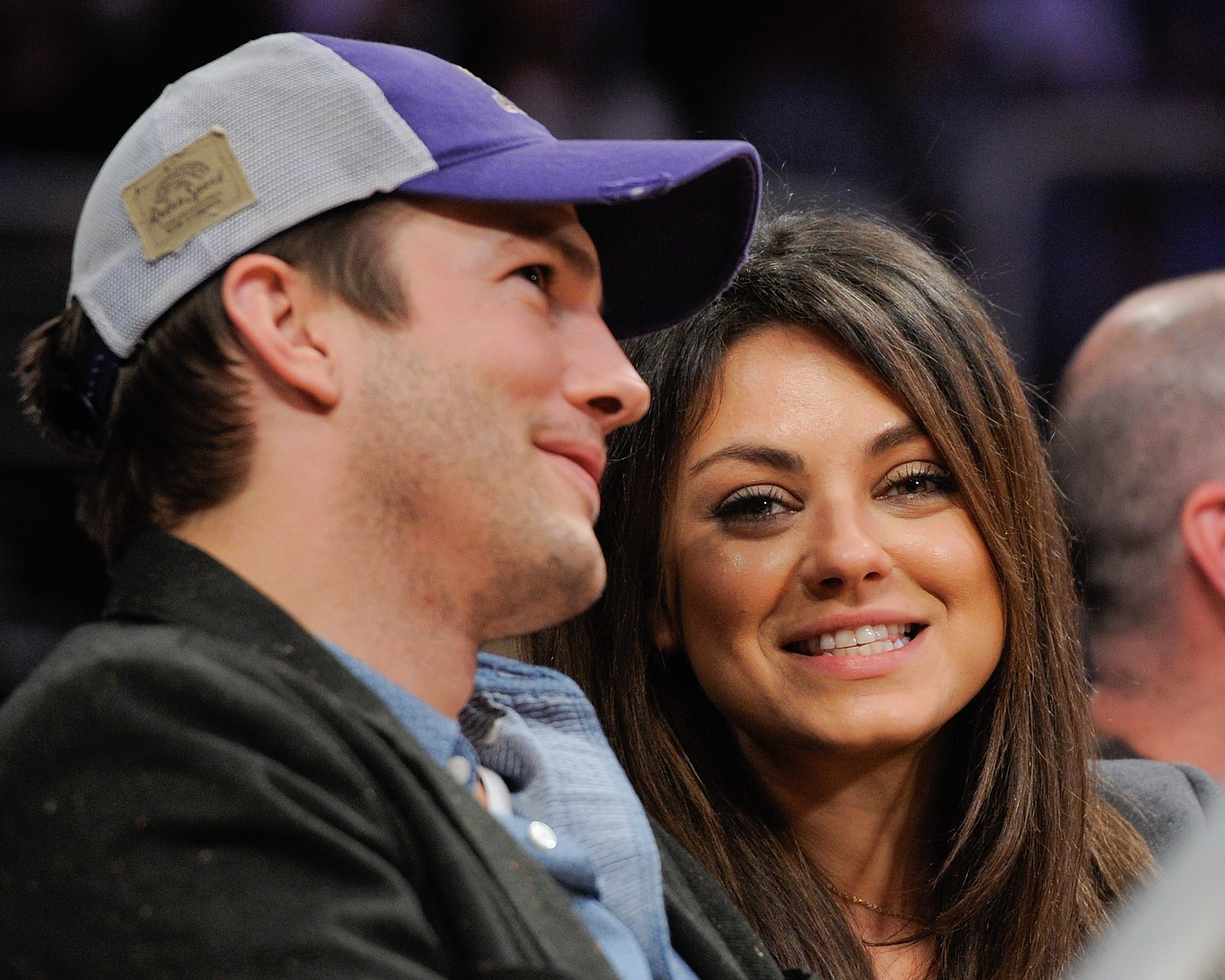 Ashton Kutcher (L) and Mila Kunis attend a basketball game between the Utah Jazz and the Los Angeles Lakers at Staples Center on January 3, 2014 | Source: Getty  Images 