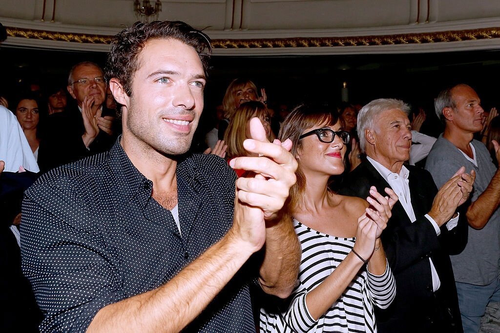 PARIS, FRANCE - 23 SEPTEMBRE : L'humoriste Guy Bedos avec ses enfants Nicolas et Victoria assistent au spectacle de Muriel Robin "Robin revient 'Tsoin - Tsoin'". Première au théâtre de la Porte Saint-Martin à Paris le 23 septembre 2013 à Paris, France. | Photo : Getty Images