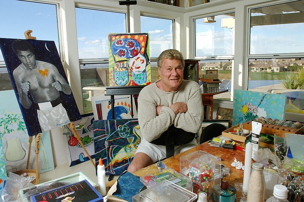  Tony Curtis in his art studio at his Las Vegas in 2002 | Source: Getty Images