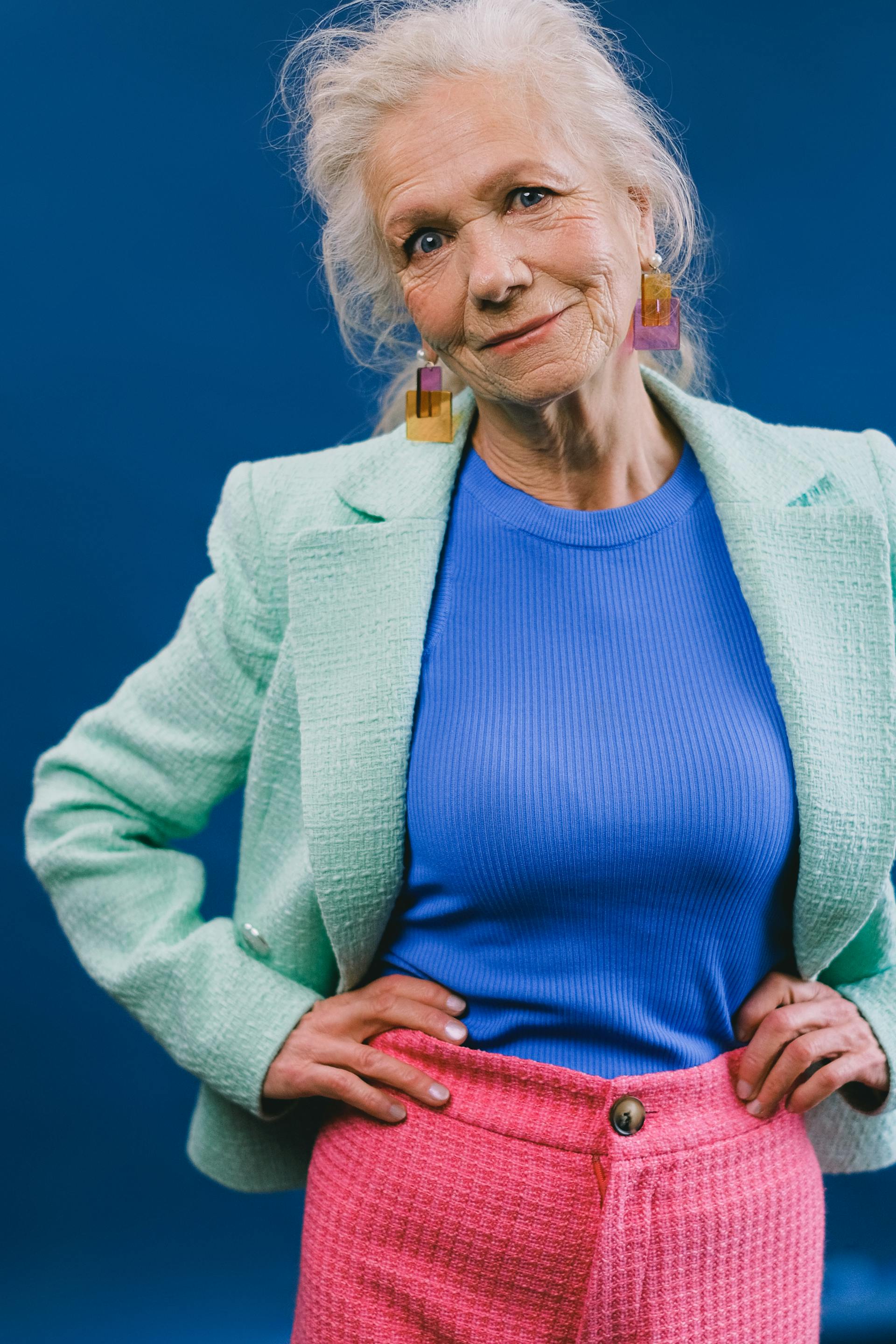 Smiling older woman in colorful clothes | Source: Pexels