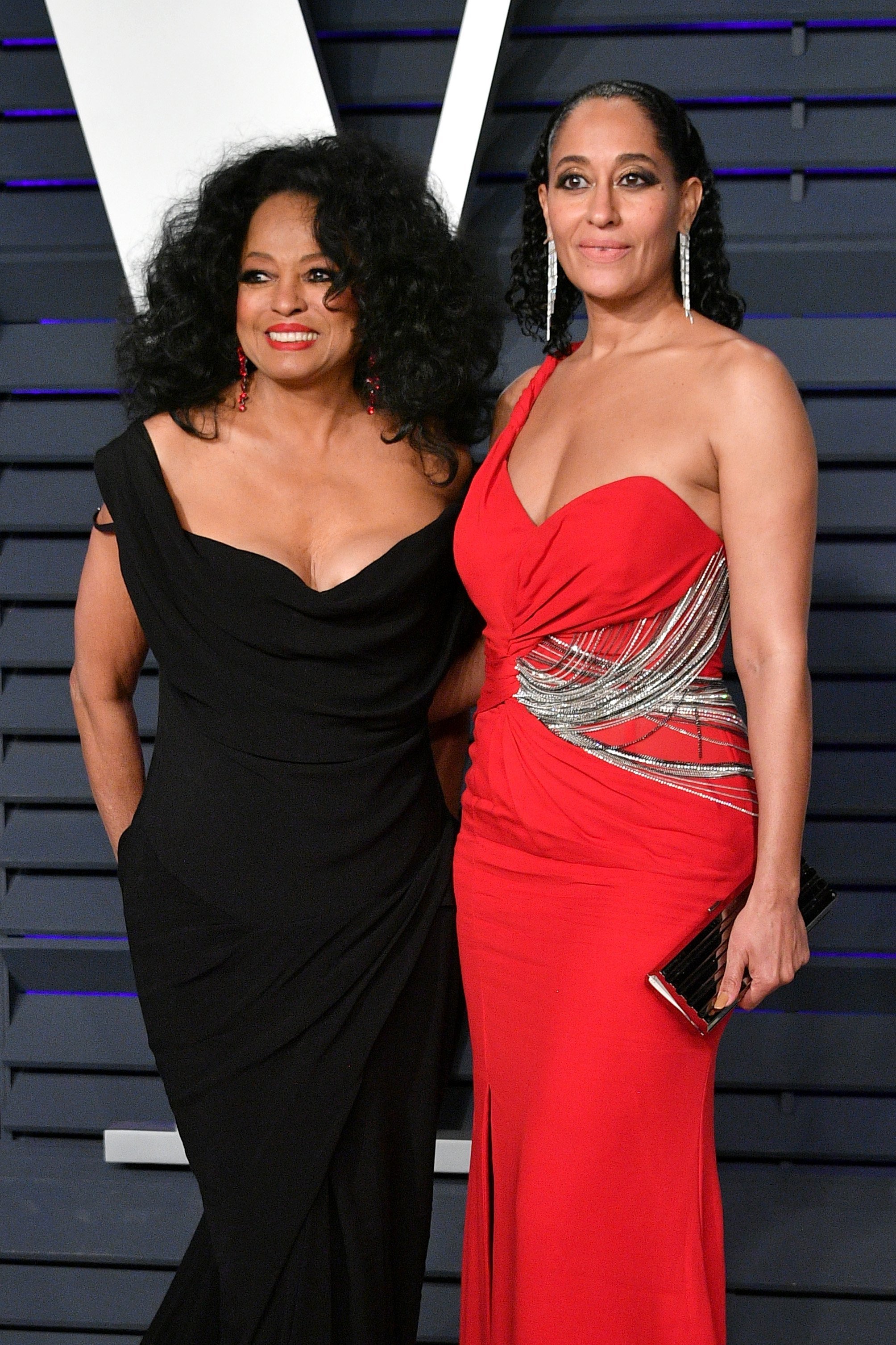 Diana Ross and her daughter, Tracee Ellis Ross pose for photos at the 2019 Vanity Fair Oscar Party. | Photo: Getty Images