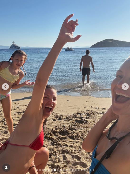 Several family members laughed and posed on the sand as boats floated offshore. The candid beach scene matches the unposed tone of the footage Hudson later shared of Hawn during a meal. | Source: Instagram/katehudson