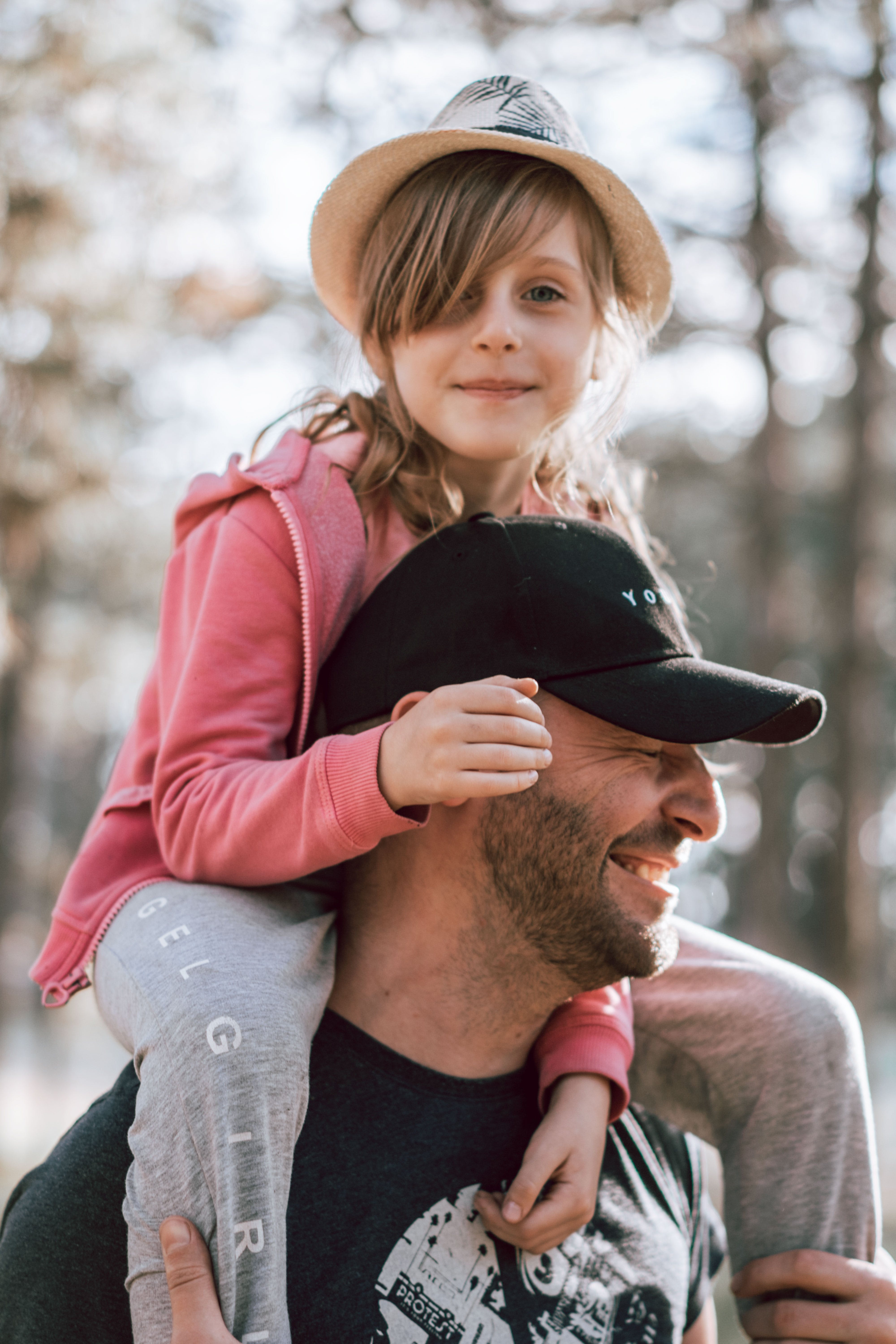 A man bonding with his daughter. | Source: Pexels